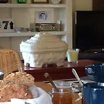 Lisbon Surf Bed and Breakfast *
