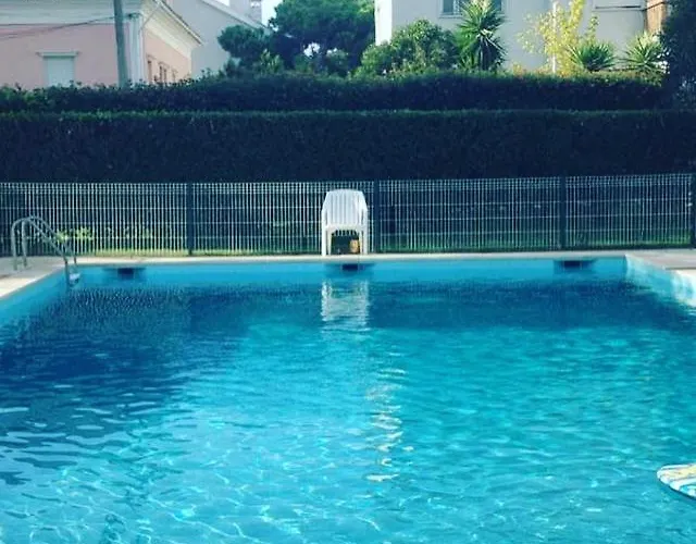 Lisbon Surf Bed and Breakfast *